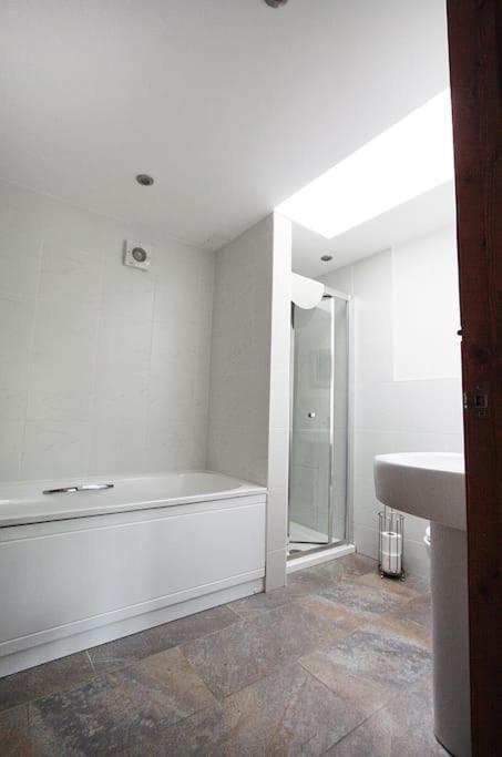 A Nicely Presented Friendly Comfortable Eco Cottage Торнбери Экстерьер фото